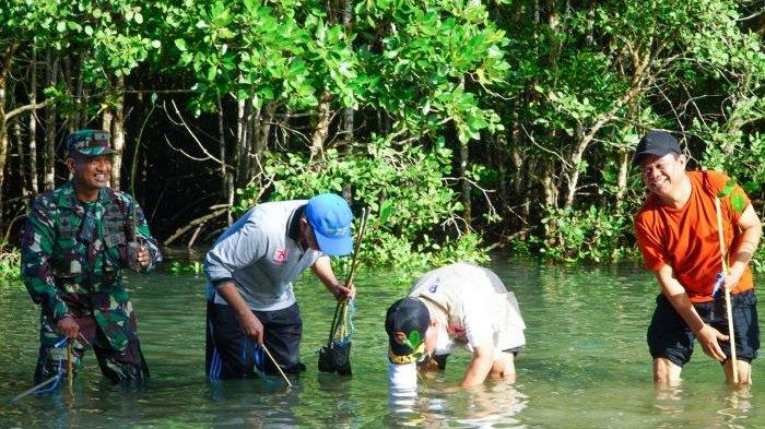 Bupati Lombok Timur H. M. Sukiman Azmy bersama Forkopimda, pimpinan OPD, camat, kadus, masyarakat dan peserta Latsitardanus menanam mangrove di Desa Ekas Buana, Sabtu (28/5/2022).
