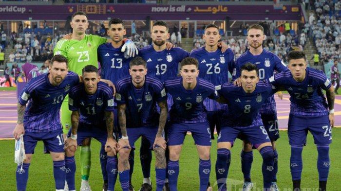 Para pemain tim Argentina berpose jelang dimulainya pertandingan sepak bola Grup C Piala Dunia Qatar 2022 antara Polandia dan Argentina di Stadion 974 di Doha pada 30 November 2022. Argentina menang 2-0 dan lolos ke babak 16 besar.