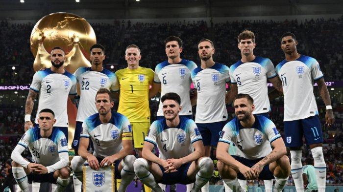 Para pemain Timnas Inggris berpose sebelum laga sepak bola Grup B Piala Dunia 2022 Qatar antara Wales melawan Inggris di Stadion Ahmad Bin Ali, di Al-Rayyan, barat Doha, Qatar, Selasa (29/11/2022) waktu setempat. Inggris menang 3-0.
