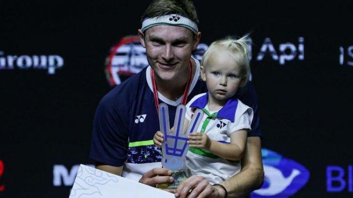 Tunggal putra Denmark, Viktor Axelsen bersama Vega, putrinya seusai bertanding melawan tunggal putra China Zhao Jun Peng pada laga final Indonesia Open 2022 di Istora Senayan, Jakarta, Minggu (19/6/2022).