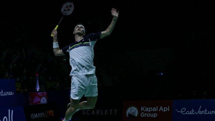 Tunggal putra Denmark, Viktor Axelsen bertanding melawan pemain China Zhao Jun Peng pada final Indonesia Open 2022 di Istora Senayan, Jakarta, Minggu (19/6/2022). Axelsen mengalahkan Zhao Jun Peng 21-9 dan 21-10.