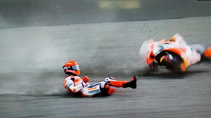 Tangkapan layar pembalap Repsol Honda Marc Marquez terpelanting di tikungan 12 Sirkuit Mandalika dalam sesi kualifikasi 1, Sabtu 19 Maret 2022.