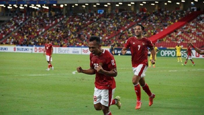 Irfan Jaya dan Ezra Walian dalam Piala AFF kontra Malaysia