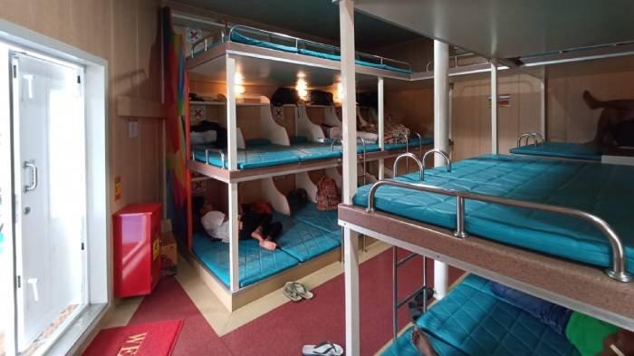 Tempat tidur penumpang kelas ekonomi KM Kirana VII rute penyeberangan Lombok-Surabaya