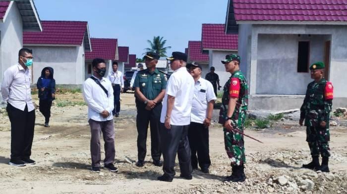 Bupati Lombok Timur H M Sukiman Azmy mendampingi Komandan Kodim 1615/Lotim Letnan Kolonel Inf Amin Muhammad Said, melaksanakan peninjauan ke lokasi TMMD ke-113 di Desa Ekas Buana, Kecamatan Jerowaru, Lombok Timur, Rabu (11/5/2022).