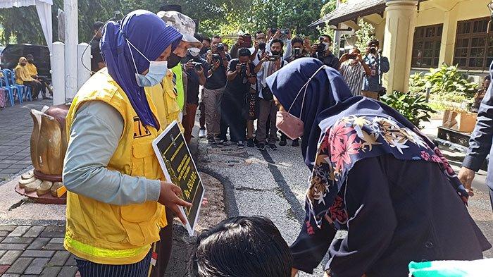Wakil Gubernur NTB, Sitti Rohmi Djalilah secara simbolis membagikan paket sembako kepada beberapa petugas kebersihan Kota Mataram di Kantor Walikota Mataram, Jumat (22/4/2022)