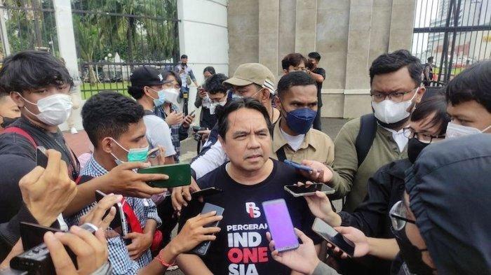 Akademisi Universitas Indonesia sekaligus pegiat media sosial, Ade Armando, terlihat hadir di area depan Gedung DPR/MPR RI, Senayan, Jakarta.