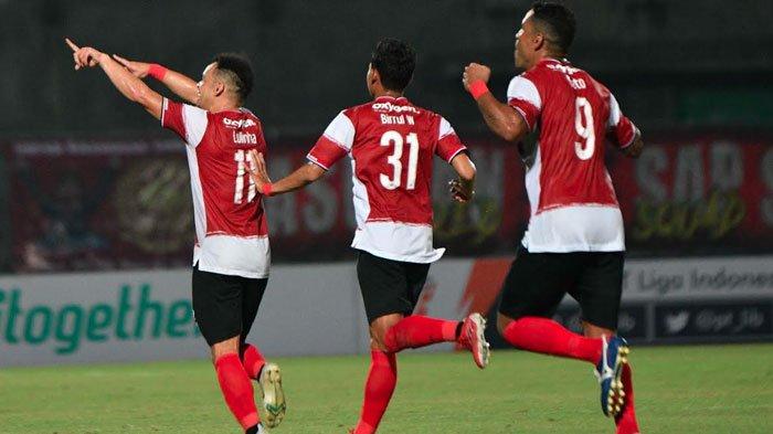 Pemain Madura United (dari kiri) Lulinha, Birrul Walidain dan Beto Goncalves saat selebrasi usai melesakkan gol ke gawang Dewa United di Liga 1 2022