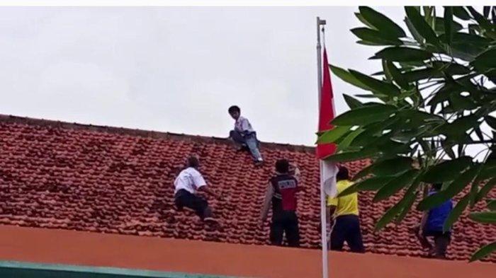Salah seorang siswa di salah satu SMA Negeri di Pamekasan, duduk atas wuwung sekolah.