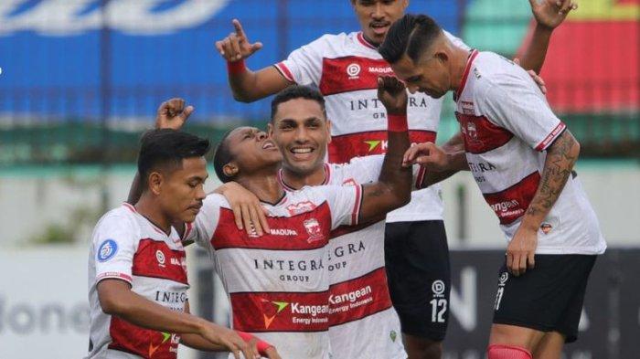 Pemain Madura United merayakan gol Hugo Gomes ke gawang Persik Kediri.
