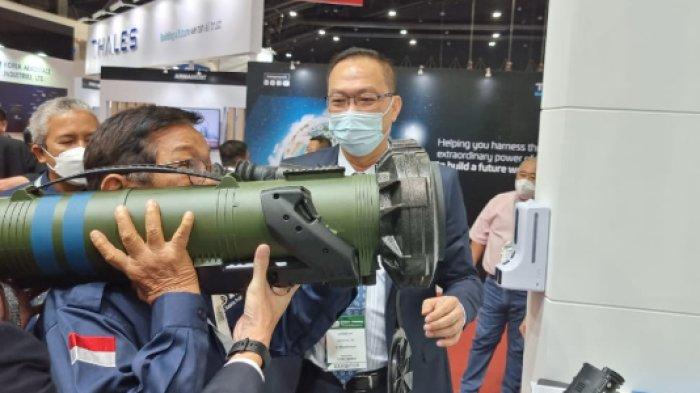 Pendiri PT Kambria Pertahanan Indonesia (KPI) M Aksa Mahmyd mencoba salah satu senapan pelontar granat yang diproduksi ST Engineering Singapura di sela-sela pameran industri pertahanan DSA di Bangkok, Selasa, 30 Agustus 2022. Pendiri PT Kambria Pertahanan Indonesia kerja sama dengan ST Engineering Singapura untuk pengembangan industri pertahanan