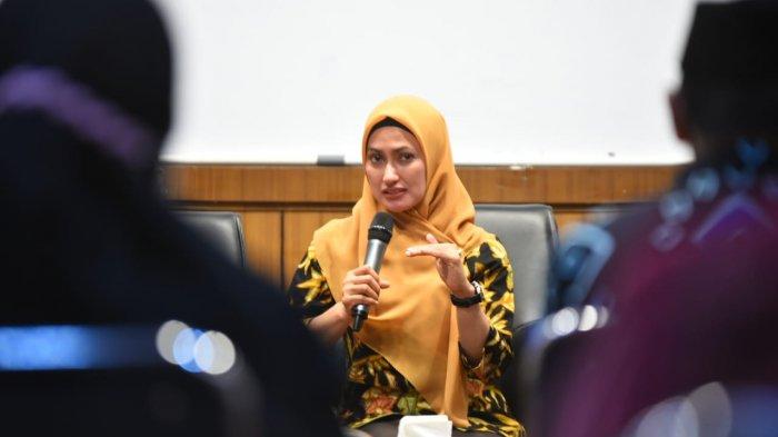 Bupati Luwu Utara, Indah Putri Indriani telah menyerahkan SK pensiun dan SK kenaikan pangkat kepada Aparatur Sipil Negara (ASN) Pemerintah Kabupaten (Pemkab) Luwu Utara, baru-baru ini.