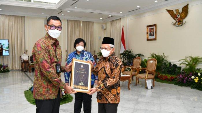 Serah terima penghargaan kepada Direktur Utama PLN Darmawan Prasodjo sebagai CEO Green Leadership Utama. Penghargaan tersebut diberikan langsung oleh Wakil Presiden (Wapres) Republik Indonesia, Ma'ruf Amin.