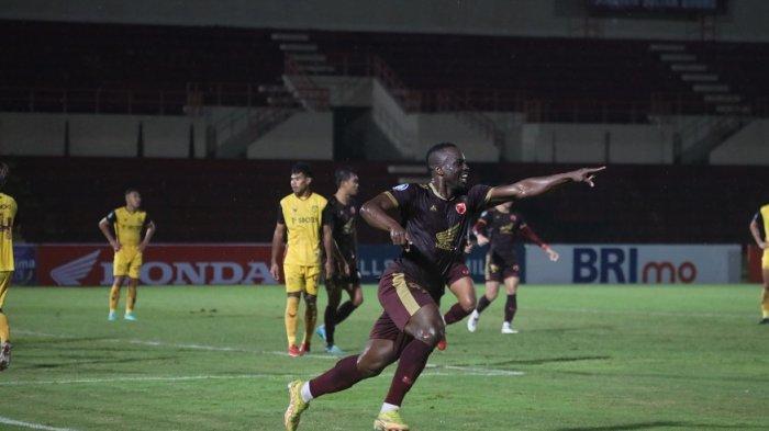 Striker PSM, Donald Bissa saat selebrasi gol lawan Persikabo 1973 di Stadion Sultan Agung, Bantul, Daerah Istimewa Yogyakarta, Senin (5/12/2022).