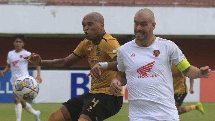 Duel Wiljan Pluim dengan Anderson Salles dilaga PSM vs Bhayangkara FC, Senin (12/12/2022). / Dok: Deni Denaswara (TribunJabar.com)