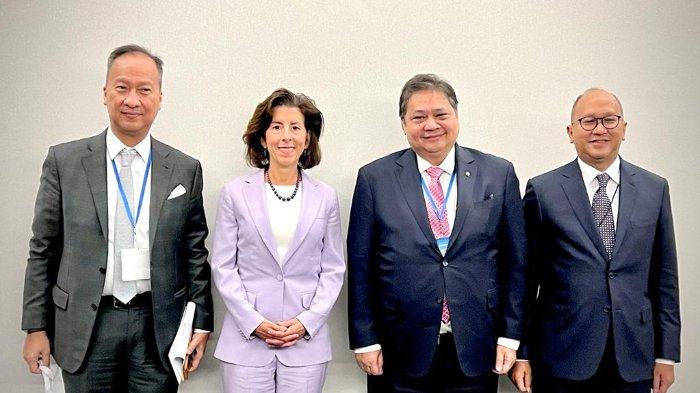 Foto bersama antar Duta Besar RI untuk Amerika Serikat (AS), Menko Airlangga dan Secretary Raimond.
