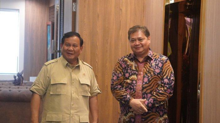 Foto bersama antar Menko Airlangga dan Menhan Prabowo, pertemuan ini berlangsung lebih dari 1 jam, dibahas pula terkait strategi antar kementerian untuk menghadapi situasi dunia yang tidak menentu.