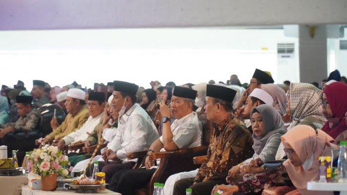 Plt Rektor UIM Prof Dr Arfin Hamid, Ketua MUI Makassar AGH Baharuddin HS, dan ribuan warga menghadiri Haul IX AGH KH Muh Harisah AS di Balai Prajurit Jenderal M Jusuf, Makassar, Minggu (22/5/2022)