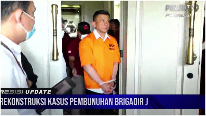 Mantan Kadiv Propam Polri sekaligus tersangka pembunuhan Brigadir Nofriansyah Yosua Hutabarat atau Brigadir J, Irjen Ferdy Sambo hadir dalam rekonstruksi pembunuhan Brigadir Nofriansyah Yosua Hutabarat atau Brigadir J. Rekonstruksi berlangsung di rumah Ferdy Sambo di Jl Saguling, Jakarta Selatan, Selasa (30/8/2022).
