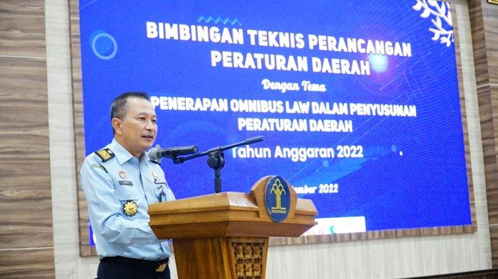 Kepala Divisi Pelayanan Hukum dan HAM, Nur Ichwan membacakan sambutan Kepala Kantor Wilayah Liberti Sitinjak.