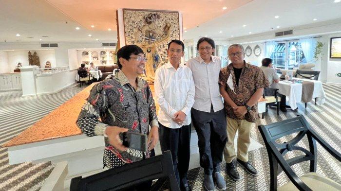 Ketua Dewan Pembina PMTI Irjen Pol (purn) Mathius Salempang (tengah) bersama pimpinan TribunNetwork