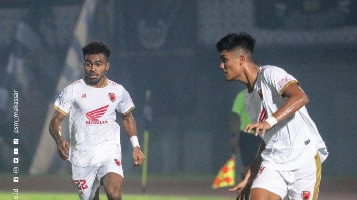 Pemain PSM Yakob Sayuri dan Ramadhan Sananta.