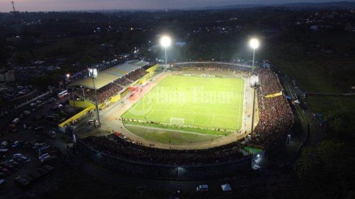 Ribuan suporter menyaksikan pertandingan PSM Makassar melawan Persija Jakarta pada laga pekan ketiga Liga 1 2022-2023 yang berlangsung di Stadion Gelora BJ Habibie, Parepare, Jumat (5/8/2022). Anak buah Taufan Pawe di jajaran Pemkot Parepare akan membenahi Stadion BJ Habibie setelah adanya instruksi Presiden Jokowi terkait audit total stadion di Indonesia.