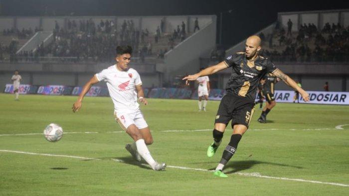Striker PSM, Ramadhan Sananta saat berduel dengan bek Dewa United, Mitrevski di Stadion Indomilk Arena, Tangerang, Banten, Kamis (15/9/2022) malam. PSM Makassar bermain imbang 1-1 lawan Dewa United pada pekan kesembilan Liga 1 2022-2023.