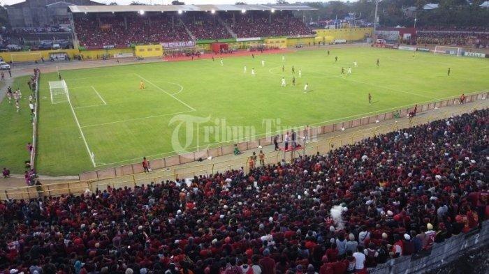 Ribuan suporter menyaksikan pertandingan PSM Makassar melawan Persija Jakarta pada laga pekan ketiga Liga 1 2022-2023 yang berlangsung di Stadion Gelora BJ Habibie, Parepare, Jumat (5/8/2022). Usai tragedi Kanjuruhan PSSI akan memverifikasi ulang stadion atas arahan FIFA dan Pemerintah Indonesia.