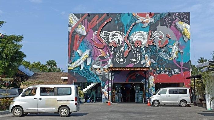 Sasaku, Toko Oleh-oleh di Kawasan Senggigi menawarkan ribuan koleksi dari jenis makanan, kerajinan tangan hingga kain dan mutiara.