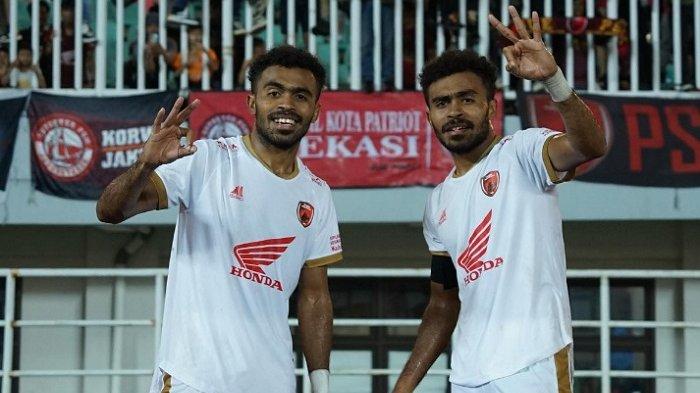 Saudara kembar Yakob Sayuri dan Yance Sayuri yang bermain bersama di PSM Makassar