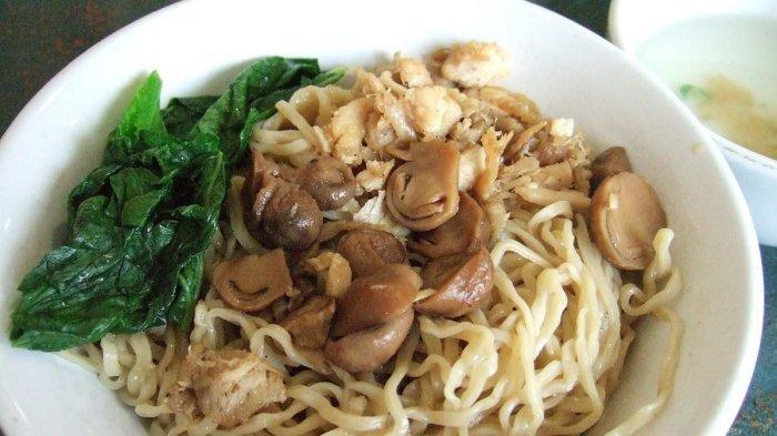 Semangkuk mie ayam Jakarta yang ada di Kota Tua Ampenan, Kota Mataram.