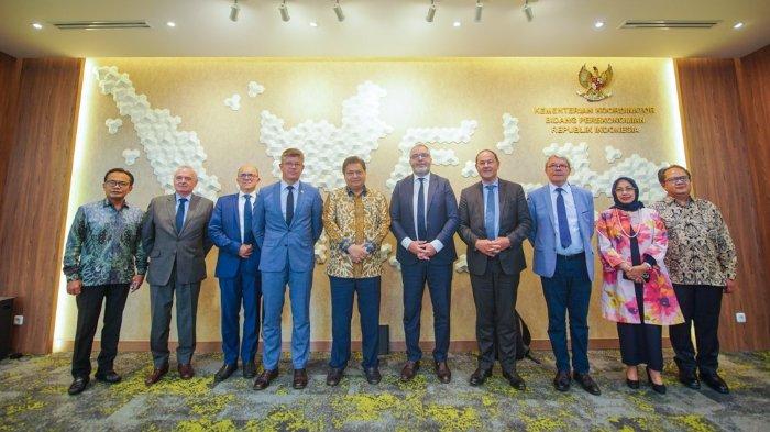 Foto bersama saat Senator Rachid Temal memimpin Delegasi Komisi Luar Negeri, Pertahanan dan Angkatan Bersenjata pada Senat Republik Prancis saat melangsungkan pertemuan dengan Menteri Koordinator Bidang Perekonomian, Airlangga Hartarto di Kantor Kemenko Perekonomian, Selasa (13/9/2022).