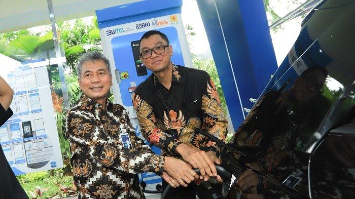 Mendukung Net Zero Emission pada 2060, Dirut BRI Sunarso bersama dengan PT PLN meresmikan Stasiun Pengisian Kendaraan Listrik Umum (SPKLU), di Kantor Pusat BRI, Jakarta Pusat, Selasa (25/10/2022).
