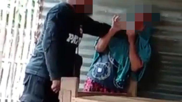 Video oknum polisi melakukan pemukulan dan mengancam perempuan paruh baya di Kabupaten Pinrang, Sulawesi Selatan, viral di media sosial. kejadian tersebut terjadi di Dusun Waetuoe, Desa Waetuoe, Kecamatan Lanrisang, Kabupaten Pinrang, Sulawesi Selatan, Kamis (15/9/2022) sekira pukul 14.00 Wita.