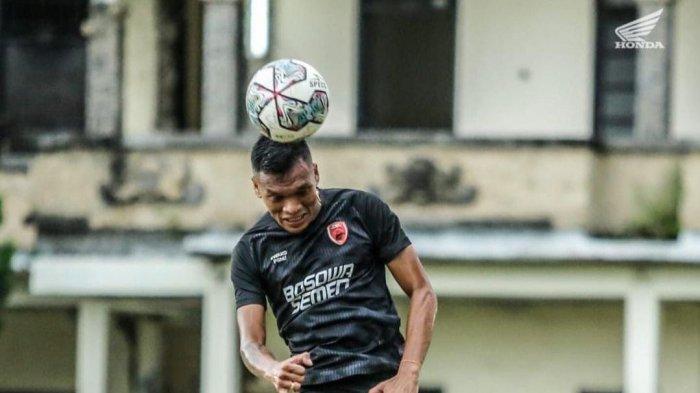 Ferdinand Sinaga saat berkostum PSM di musim 2021-2022. Direktur Utama PSM Makassar, Munafri Arifuddin membantah rumor Ferdinand Sinaga kembali ke PSM. Dia mengaku tidak pernah menjalin komunikasi dengan Ferdinand Sinaga.Â
Â