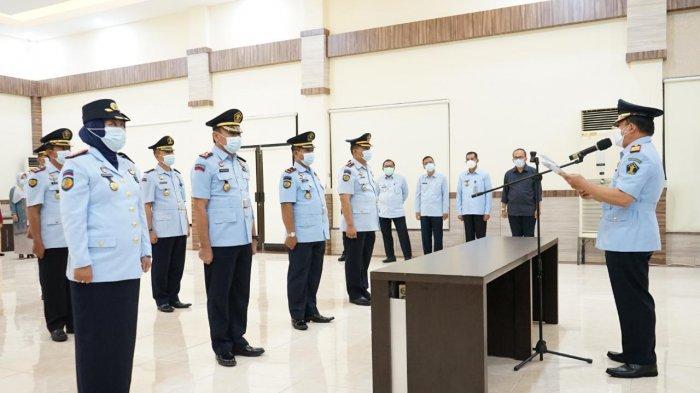 Pelantikan berlangsung tertib di Aula Kanwil setempat pada Senin sore (6/12/21).