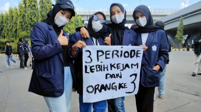 Sejumlah mahasiswa di Makassar membentangkan poster protes dalam unjuk rasa yang digelar di kawasan Flyover, Jl Urip Sumoharjo, Makassar, Sulawesi Selatan, Senin (11/4/2022).