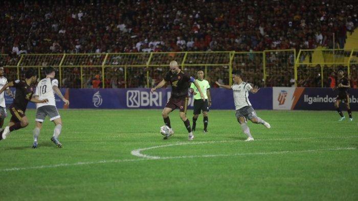 Pemain PSM, Willem Jan Pluim saat lawan Persib Bandung di Stadion BJ Habibie, Parepare
Â