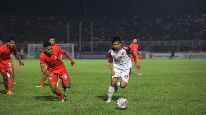 Pemain PSM, M Arfan saat membawa bola di laga PSM vs Borneo Samarinda FC di Stadion Segiri, Kota Samarinda, Kalimantan Timur, Minggu (3/7/2022)