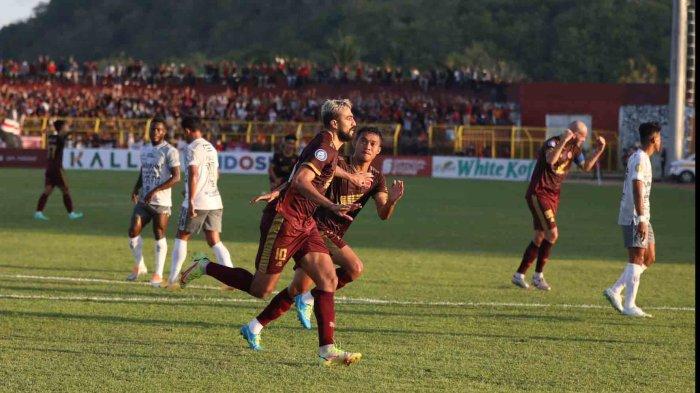 Pemain PSM Makassar Everton Nascimento (10) bersama pemain yang lain melakukan selebrasi gol usai membobol gawang Bali United dalam lanjutan Liga 1 2022/2023 di Stadion Gelora BJ Habibie, Kota Parepare, Jumat (29/7/2022) sore.
