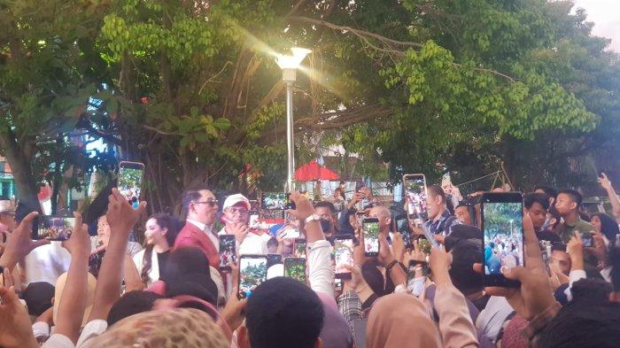 Ridwan Kamil saat menyapa masyarakat Kota Makassar di Anjungan Pantai Losari. (Siti Aminah)