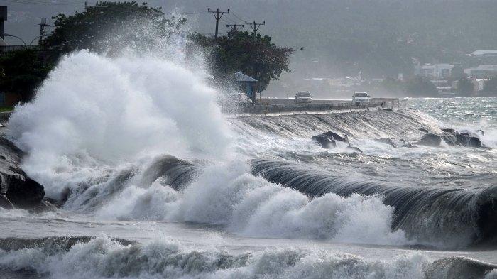 Ombak yang meluap hingga ke badan jalan Boulevard, pesisir pantai Kota Manado, Sulawesi Utara, Selasa (7/12/2021).