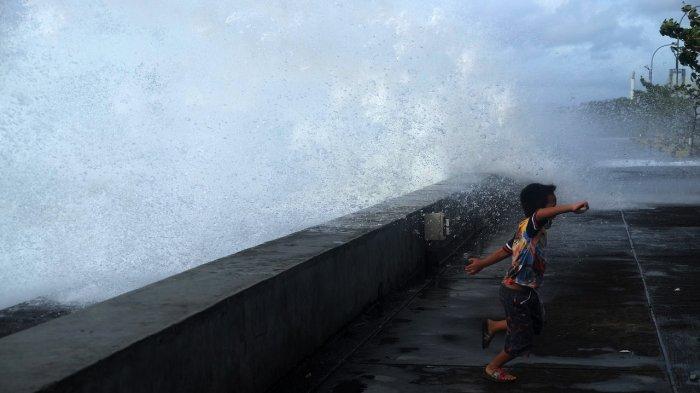 Ombak yang meluap hingga ke badan jalan Boulevard, pesisir pantai Kota Manado, Sulawesi Utara, Selasa (7/12/2021).