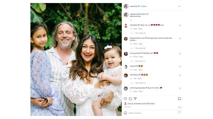 Potret bahagia keluarga Rahma Azhari dan Paris Chong; foto diunggah di Instagram pada 2 Desember 2021.