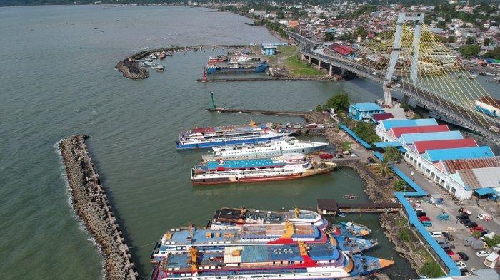 Sejumlah kapal berukuran sedang hingga kecil terparkir di Pelabuhan Manado, Kota Manado, Sulawesi Utara, Selasa (7/12/2021).