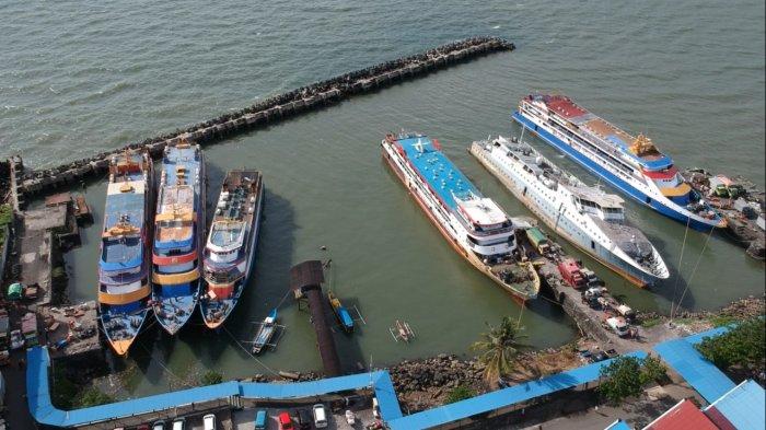 Sejumlah kapal berukuran sedang hingga kecil terparkir di Pelabuhan Manado, Kota Manado, Sulawesi Utara, Selasa (7/12/2021).