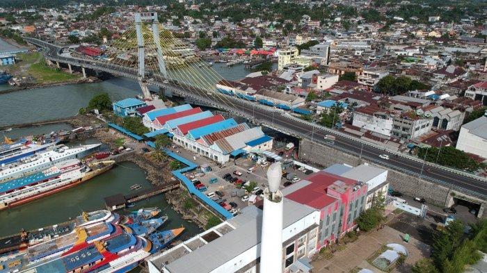 Sejumlah kapal berukuran sedang hingga kecil terparkir di Pelabuhan Manado, Kota Manado, Sulawesi Utara, Selasa (7/12/2021).