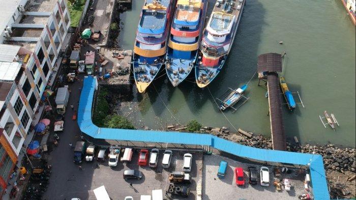 Sejumlah kapal berukuran sedang hingga kecil terparkir di Pelabuhan Manado, Kota Manado, Sulawesi Utara, Selasa (7/12/2021).