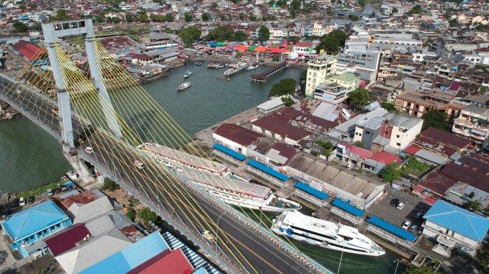 Sejumlah kapal berukuran sedang hingga kecil terparkir di Pelabuhan Manado, Kota Manado, Sulawesi Utara, Selasa (7/12/2021).